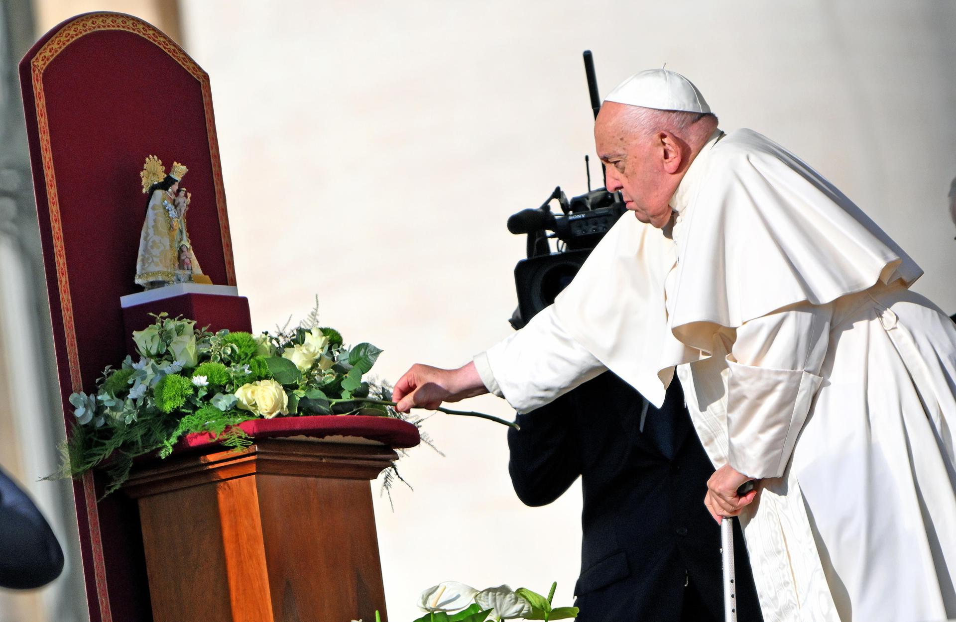 El papa reza ante la Virgen de los Desamparados por "Valencia, que sufre tanto"