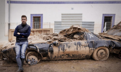 La réplica del 'Coche Fantástico' que lucha contra el lodo de Picanya