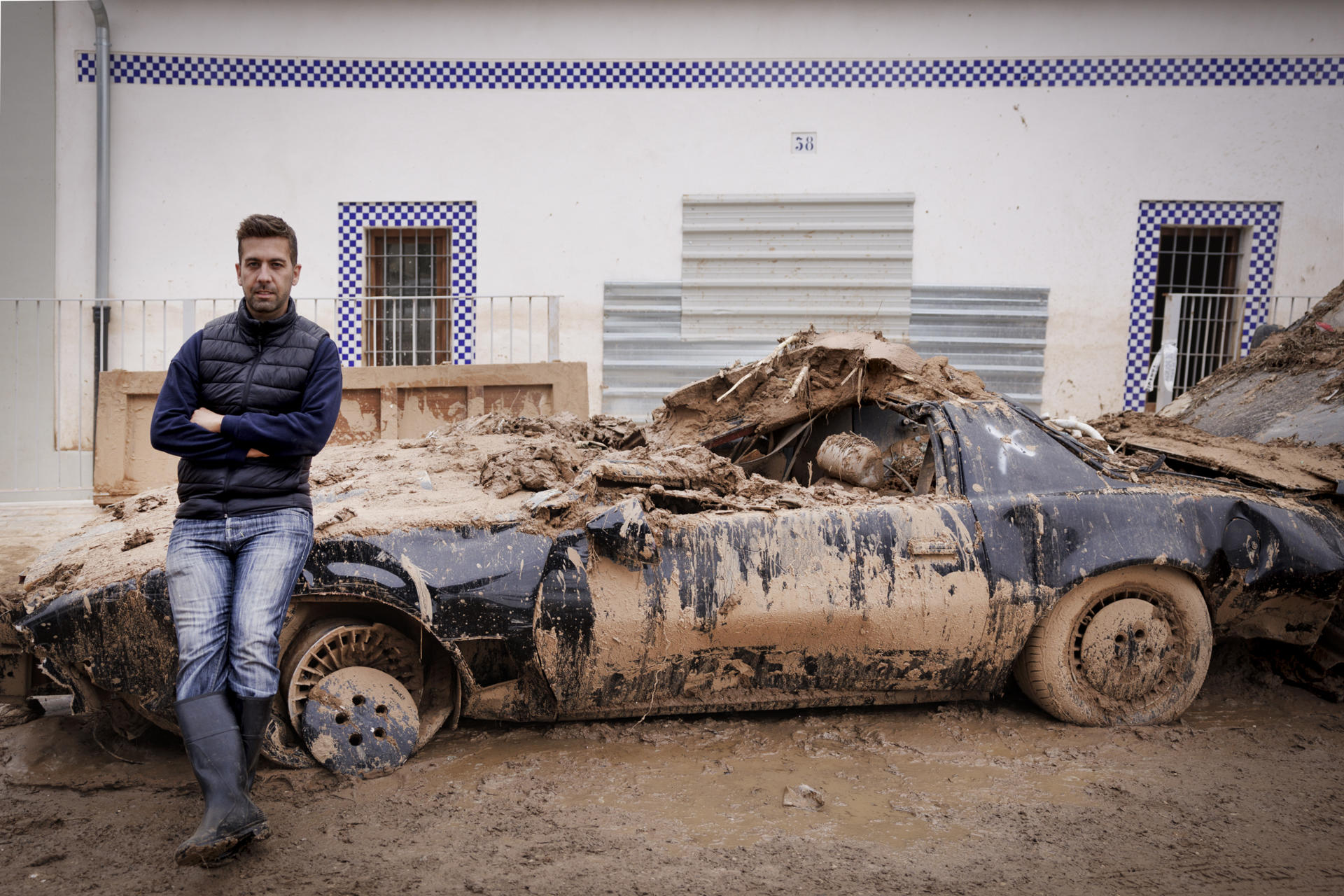 La réplica del 'Coche Fantástico' que lucha contra el lodo de Picanya