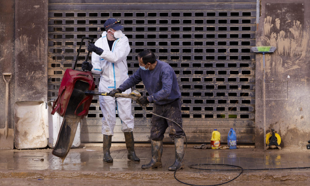 Legionelosis afectados DANA Las tres personas reúnen factores de riesgo por patologías previas y dos de ellas permanecen hospitalizadas. La legionelosis es una enfermedad de origen ambiental producida por la bacteria legionella, que se encuentra en bajas concentraciones en las aguas superficiales de ríos, lagos, estanques y, desde ahí, tras un evento como la dana, a través de la red de distribución de agua, puede incorporarse a los sistemas de agua sanitaria (fría o caliente) de los edificios. Las personas se pueden infectar por la inhalación de aerosoles generados que contengan la bacteria, por ejemplo, en duchas de instalaciones contaminadas, o durante las actividades de limpieza de lodos contaminados por la bacteria. No se transmite de persona a persona. Desde la Conselleria de Sanidad se insiste en la importancia de observar la sintomatología de las personas expuestas a zonas inundadas o que han participado en tareas de limpieza en los municipios afectados y acudir al punto sanitario en caso de ser necesario. La legionelosis se presenta en forma de neumonía y puede acompañarse de dolores musculares, dolor de cabeza, fiebre alta, tos, dificultad para respirar y/o dolor en el pecho. En las áreas afectadas por la dana se aconseja revisar el depósito de agua de los edificios afectados y, si tiene sedimento acumulado, debe ser vaciado, limpiado y desinfectado. Además, se recomienda la utilización preferentemente de difusores y alcachofas de ducha de gota gruesa. No utilizar filtros pulverizadores en los grifos y sustituir los grifos y duchas que estén muy deteriorados, son otras de las recomendaciones. En este aspecto se aconseja desmontar los difusores de los grifos y duchas, limpiarlos y sumergirlos en productos anti-cal o vinagre durante unas horas. Después, aclararlos y sumergirlos en una solución que contenga 10 ml de lejía por cada litro de agua durante 30 minutos. Por último, aclarar con agua abundante. Con los difusores retirados, hay que dejar correr el agua de todos los grifos durante 5 minutos primero en posición de agua fría, posteriormente de agua caliente a máxima temperatura, y finalmente agua fría. Se recomienda repetir este último paso (agua fría, caliente, fría) también si se regresa a casa después de un período de ausencia, así como descargar las cisternas del inodoro con la tapa cerrada al menos una vez a la semana. Por último, si se cuenta con termo eléctrico de agua, antes de usar agua caliente, hay que asegurarse de que la temperatura sea superior a 60°C. Se recomienda que esté encendido de forma continua. Además, en la medida de lo posible, hay que utilizar el lavavajillas y la lavadora en la configuración de agua caliente.