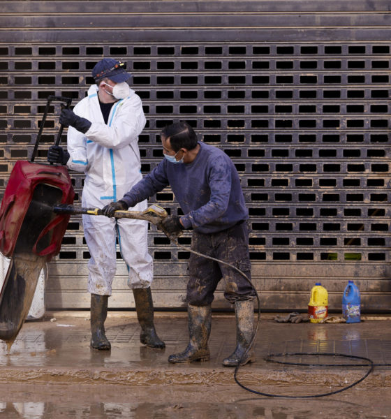 Legionelosis afectados DANA Las tres personas reúnen factores de riesgo por patologías previas y dos de ellas permanecen hospitalizadas. La legionelosis es una enfermedad de origen ambiental producida por la bacteria legionella, que se encuentra en bajas concentraciones en las aguas superficiales de ríos, lagos, estanques y, desde ahí, tras un evento como la dana, a través de la red de distribución de agua, puede incorporarse a los sistemas de agua sanitaria (fría o caliente) de los edificios. Las personas se pueden infectar por la inhalación de aerosoles generados que contengan la bacteria, por ejemplo, en duchas de instalaciones contaminadas, o durante las actividades de limpieza de lodos contaminados por la bacteria. No se transmite de persona a persona. Desde la Conselleria de Sanidad se insiste en la importancia de observar la sintomatología de las personas expuestas a zonas inundadas o que han participado en tareas de limpieza en los municipios afectados y acudir al punto sanitario en caso de ser necesario. La legionelosis se presenta en forma de neumonía y puede acompañarse de dolores musculares, dolor de cabeza, fiebre alta, tos, dificultad para respirar y/o dolor en el pecho. En las áreas afectadas por la dana se aconseja revisar el depósito de agua de los edificios afectados y, si tiene sedimento acumulado, debe ser vaciado, limpiado y desinfectado. Además, se recomienda la utilización preferentemente de difusores y alcachofas de ducha de gota gruesa. No utilizar filtros pulverizadores en los grifos y sustituir los grifos y duchas que estén muy deteriorados, son otras de las recomendaciones. En este aspecto se aconseja desmontar los difusores de los grifos y duchas, limpiarlos y sumergirlos en productos anti-cal o vinagre durante unas horas. Después, aclararlos y sumergirlos en una solución que contenga 10 ml de lejía por cada litro de agua durante 30 minutos. Por último, aclarar con agua abundante. Con los difusores retirados, hay que dejar correr el agua de todos los grifos durante 5 minutos primero en posición de agua fría, posteriormente de agua caliente a máxima temperatura, y finalmente agua fría. Se recomienda repetir este último paso (agua fría, caliente, fría) también si se regresa a casa después de un período de ausencia, así como descargar las cisternas del inodoro con la tapa cerrada al menos una vez a la semana. Por último, si se cuenta con termo eléctrico de agua, antes de usar agua caliente, hay que asegurarse de que la temperatura sea superior a 60°C. Se recomienda que esté encendido de forma continua. Además, en la medida de lo posible, hay que utilizar el lavavajillas y la lavadora en la configuración de agua caliente.