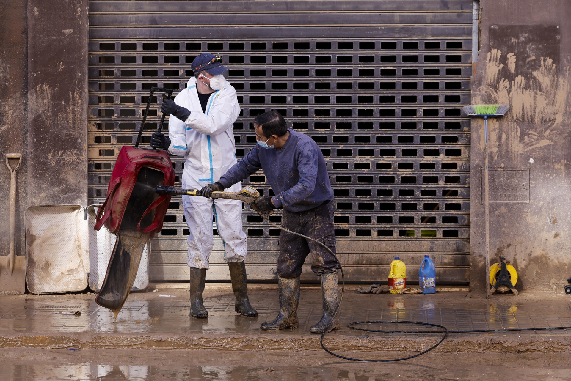 Legionelosis afectados DANA Las tres personas reúnen factores de riesgo por patologías previas y dos de ellas permanecen hospitalizadas. La legionelosis es una enfermedad de origen ambiental producida por la bacteria legionella, que se encuentra en bajas concentraciones en las aguas superficiales de ríos, lagos, estanques y, desde ahí, tras un evento como la dana, a través de la red de distribución de agua, puede incorporarse a los sistemas de agua sanitaria (fría o caliente) de los edificios. Las personas se pueden infectar por la inhalación de aerosoles generados que contengan la bacteria, por ejemplo, en duchas de instalaciones contaminadas, o durante las actividades de limpieza de lodos contaminados por la bacteria. No se transmite de persona a persona. Desde la Conselleria de Sanidad se insiste en la importancia de observar la sintomatología de las personas expuestas a zonas inundadas o que han participado en tareas de limpieza en los municipios afectados y acudir al punto sanitario en caso de ser necesario. La legionelosis se presenta en forma de neumonía y puede acompañarse de dolores musculares, dolor de cabeza, fiebre alta, tos, dificultad para respirar y/o dolor en el pecho. En las áreas afectadas por la dana se aconseja revisar el depósito de agua de los edificios afectados y, si tiene sedimento acumulado, debe ser vaciado, limpiado y desinfectado. Además, se recomienda la utilización preferentemente de difusores y alcachofas de ducha de gota gruesa. No utilizar filtros pulverizadores en los grifos y sustituir los grifos y duchas que estén muy deteriorados, son otras de las recomendaciones. En este aspecto se aconseja desmontar los difusores de los grifos y duchas, limpiarlos y sumergirlos en productos anti-cal o vinagre durante unas horas. Después, aclararlos y sumergirlos en una solución que contenga 10 ml de lejía por cada litro de agua durante 30 minutos. Por último, aclarar con agua abundante. Con los difusores retirados, hay que dejar correr el agua de todos los grifos durante 5 minutos primero en posición de agua fría, posteriormente de agua caliente a máxima temperatura, y finalmente agua fría. Se recomienda repetir este último paso (agua fría, caliente, fría) también si se regresa a casa después de un período de ausencia, así como descargar las cisternas del inodoro con la tapa cerrada al menos una vez a la semana. Por último, si se cuenta con termo eléctrico de agua, antes de usar agua caliente, hay que asegurarse de que la temperatura sea superior a 60°C. Se recomienda que esté encendido de forma continua. Además, en la medida de lo posible, hay que utilizar el lavavajillas y la lavadora en la configuración de agua caliente.