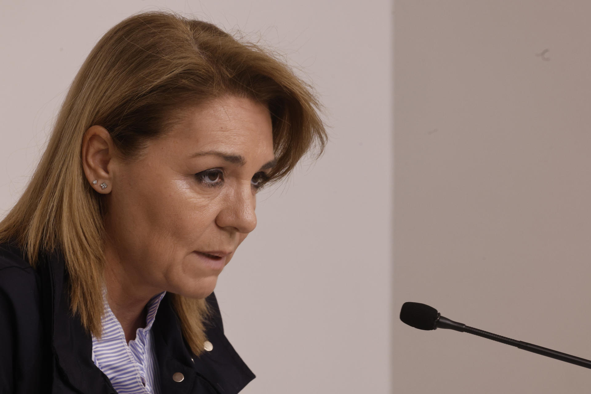 Susana Camarero amezada pistola simulada