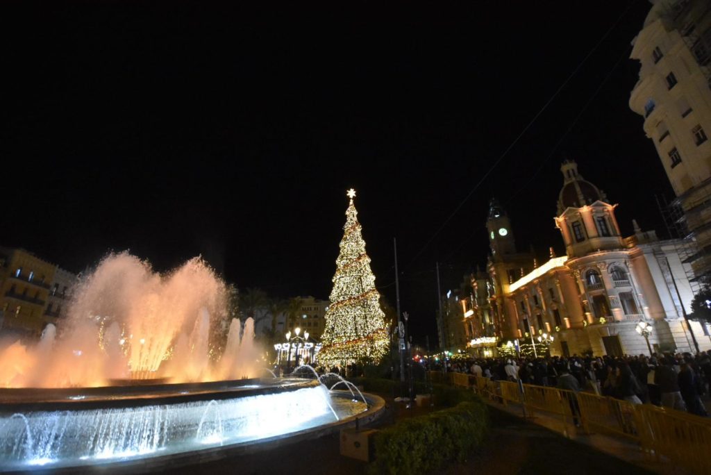 La Plaza del Ayuntamiento de València, cerrada al tráfico por Navidad