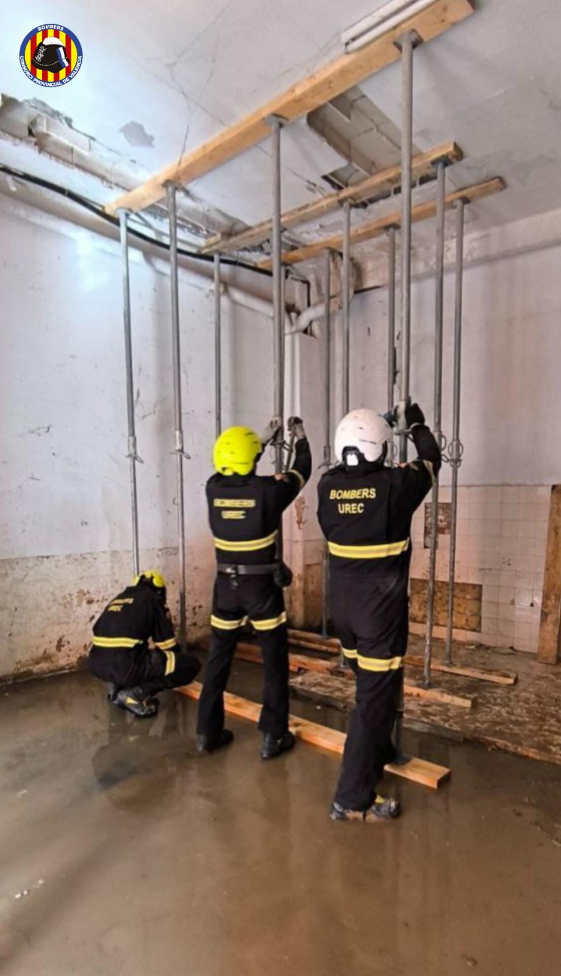 Bomberos apuntalan edificio dana