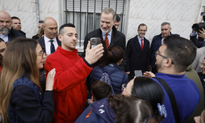 Felipe VI visita las fallas de Torrent antes de asistir a los toros en València