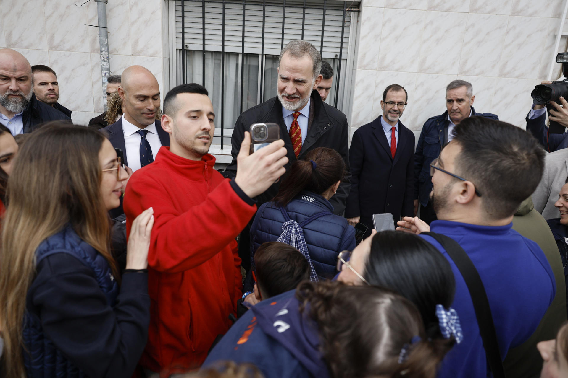 Felipe VI visita las fallas de Torrent antes de asistir a los toros en València