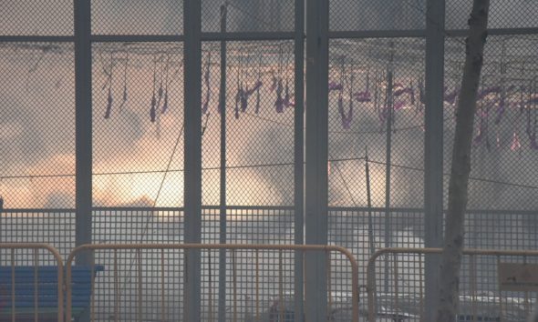 Valencia se prepara para vivir un espectáculo pirotécnico histórico. El Cinturón Verde de Aldaia acogerá el próximo miércoles 6 de agosto de 2025 la que ha sido bautizada como “la mascletá más potente de la historia”, con 1.310 kilos de pólvora y una duración aproximada de 12 minutos. El evento forma parte de la celebración del 225º aniversario del Santísimo Cristo de los Necesitados, organizado por los Clavaris del Crist 2025 en colaboración con Pirotecnia Mediterráneo. Un espectáculo pirotécnico sin precedentes Según ha explicado Antonio García Juan, gerente de la empresa pirotécnica, la mascletá será de estilo tradicional valenciano, pero con un ritmo e intensidad superiores a las habituales: 11.400 truenos de aviso. Cinco principios terrestres y aéreos. Un “terremoto” de tres kilómetros. Cierre hermético para máxima potencia sonora. El disparo multiplica por seis el límite de pólvora permitido en las mascletás de la ciudad de Valencia, lo que ha sido posible gracias a la amplitud del Cinturón Verde, un espacio que permite montajes de gran formato. Montaje y dispositivo de seguridad El montaje de la mascletá se extenderá durante tres días, debido al volumen de material y las medidas de seguridad requeridas. La organización ha establecido: Dos perímetros de seguridad para garantizar la distancia con el público. Refuerzo de Guardia Civil, Policía Local y seguridad privada. Accesos controlados para evitar aglomeraciones. Cómo llegar al Cinturón Verde de Aldaia El Cinturón Verde se encuentra en la zona norte de Aldaia, junto a la Av. Joan Fuster y el Camí del Pont Nou. Se recomienda: Llegar con antelación para evitar retenciones. Seguir las indicaciones de tráfico de la Policía Local. Usar transporte público o aparcar en zonas habilitadas. Expectación en la Comunitat Valenciana La mascletá de Aldaia 2025 promete convertirse en uno de los hitos pirotécnicos del verano, atrayendo a aficionados de toda la Comunitat Valenciana y del resto de España. La cita será el 6 de agosto a las 14:30 horas, y los organizadores esperan una afluencia masiva de visitantes para presenciar este espectáculo que marcará historia en la pirotecnia valenciana.