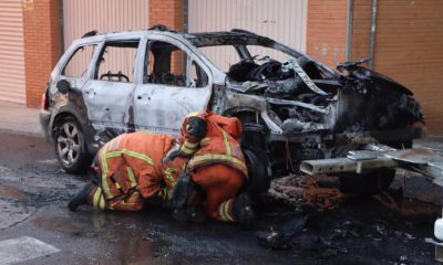 mujer y su hijo coche en llamas