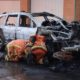mujer y su hijo coche en llamas