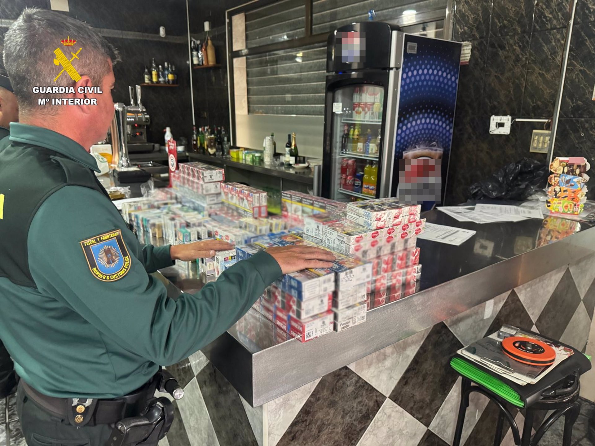 Venta de drogas y tabaco robado en un bar de Valencia