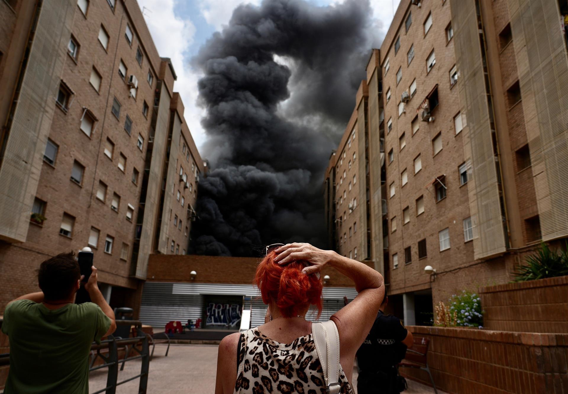 Incendio local avenida puerto valencia