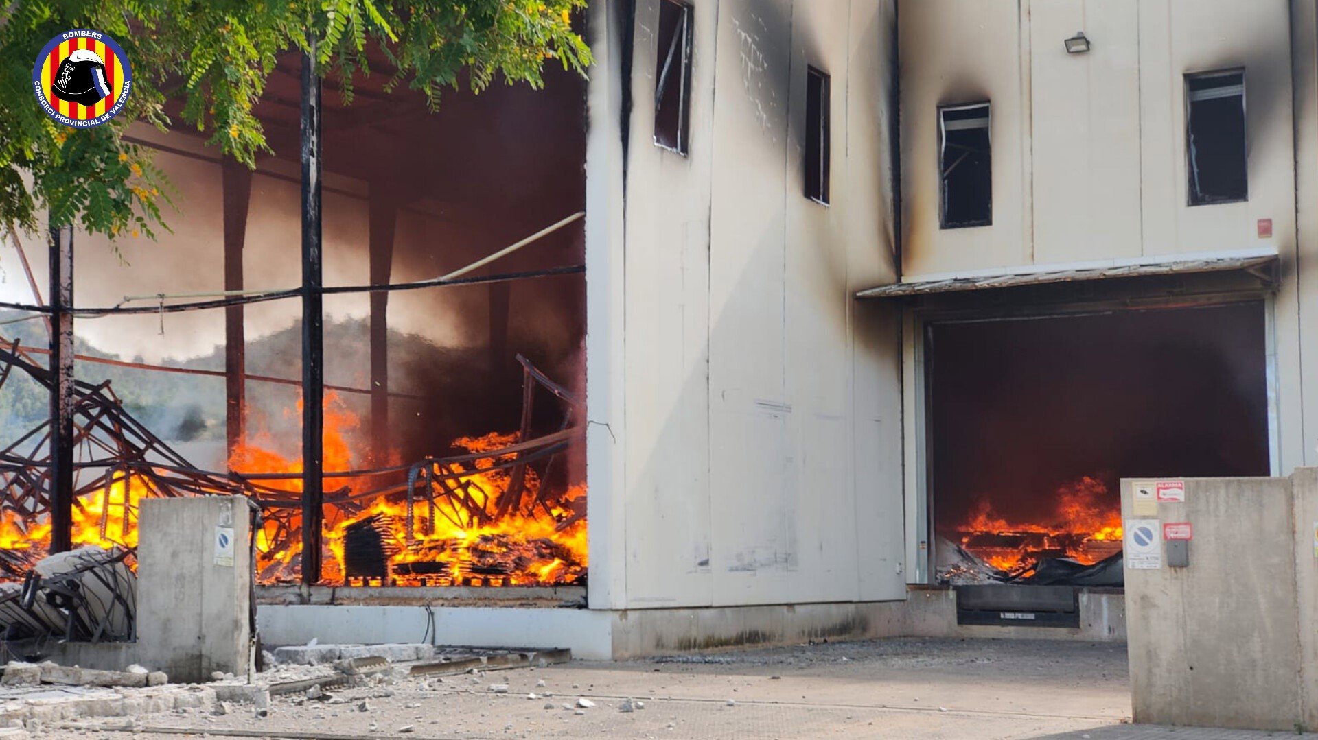 Incendio en Xàtiva: bomberos trabajan en una fábrica de materiales inflamables y Emergencias activa el nivel 0
