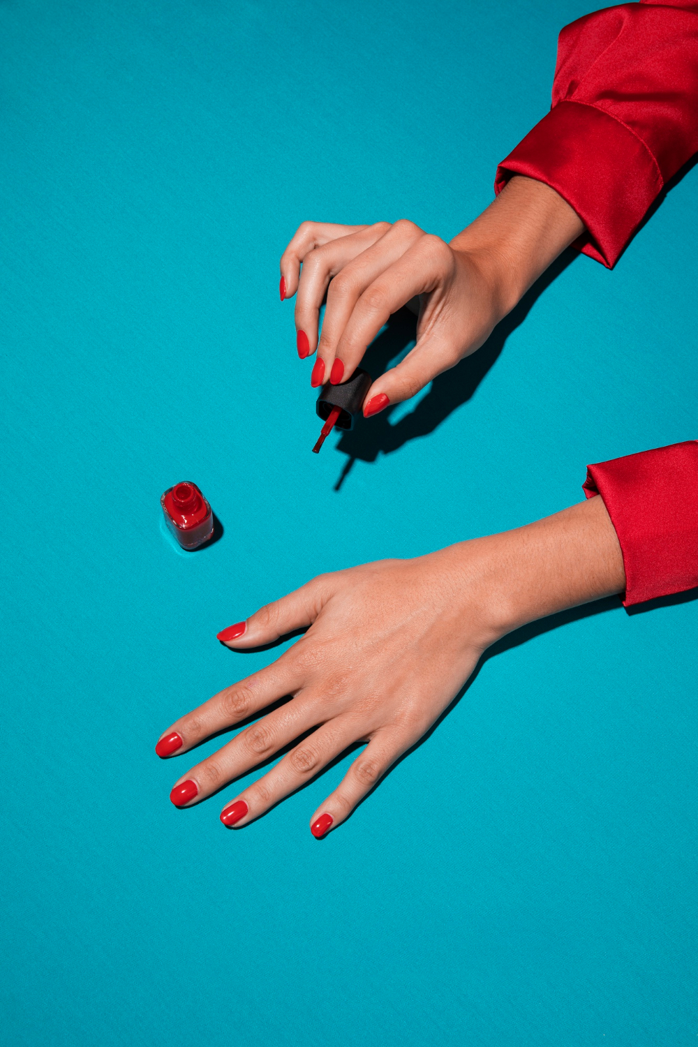 esmalte uñas prohibido