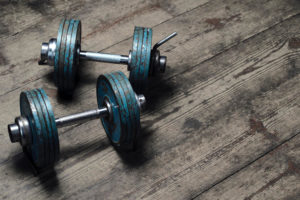 Maximiza tu entrenamiento: guía completa para usar mancuernas