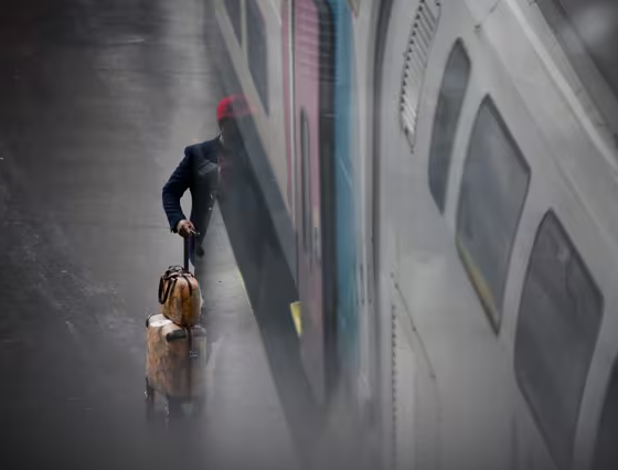 Una joven de Alicante y una anciana de Valencia figuran entre los desaparecidos tras el accidente ferroviario de Adamuz, que deja ya 40 muertos.