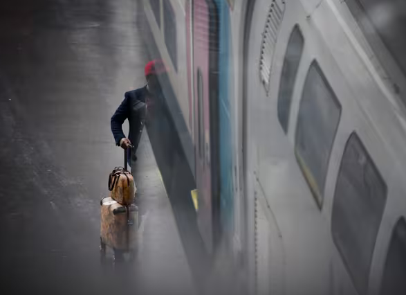 Una joven de Alicante y una anciana de Valencia figuran entre los desaparecidos tras el accidente ferroviario de Adamuz, que deja ya 40 muertos.