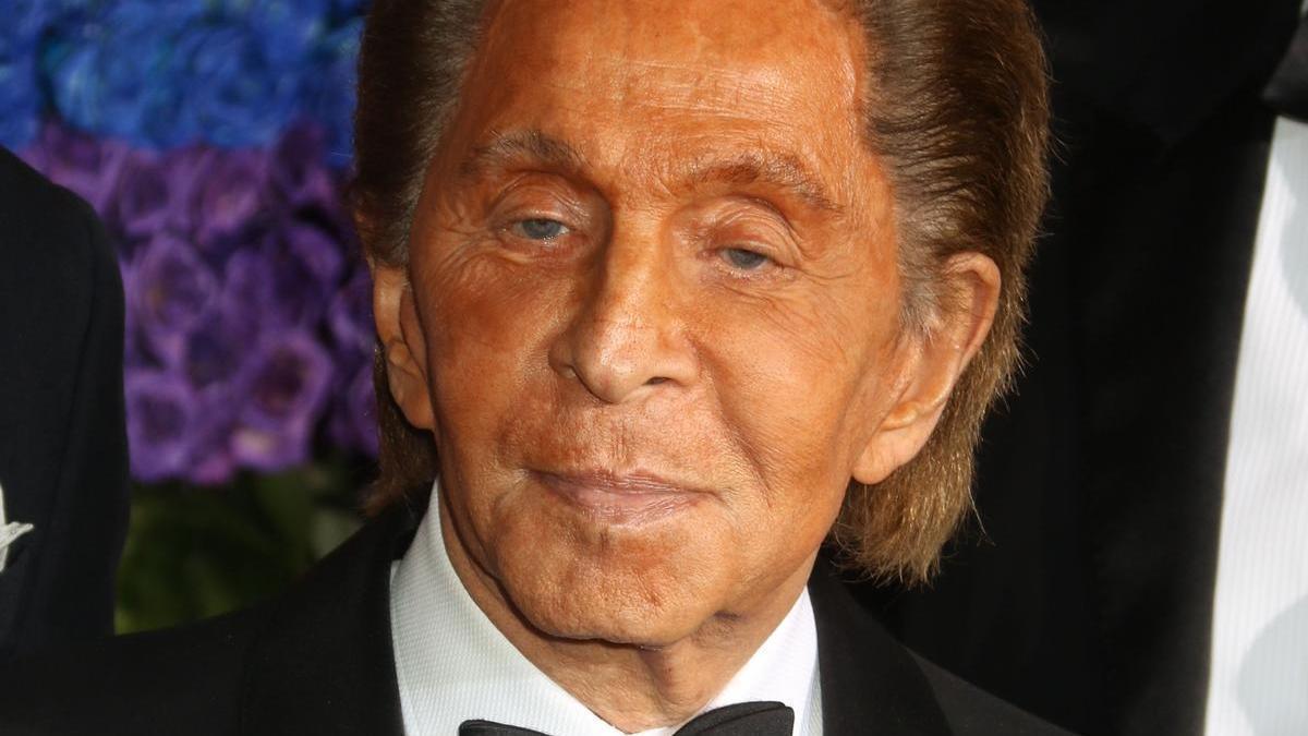 Valentino Garavani ha fallecido en Roma a los 93 años, según han confirmado medios italianos y la fundación que lleva su nombre El diseñador de moda italiano Valentino Garavani, uno de los grandes referentes de la alta costura internacional, ha muerto este lunes a los 93 años en su residencia de Roma, tal y como han informado medios italianos como La Repubblica y ha confirmado posteriormente la fundación Valentino Garavani. En un comunicado oficial, la entidad ha señalado que el creador falleció “rodeado de sus seres queridos”, poniendo fin a una trayectoria histórica que marcó la elegancia, el lujo y la feminidad en la moda del siglo XX y comienzos del XXI. Funeral y velatorio de Valentino Garavani Según la información facilitada, el velatorio se celebrará en la sede de la fundación, situada en Piazza Mignanelli 23, los días miércoles 21 y jueves 22 de enero, en horario de 11:00 a 18:00 horas. El funeral tendrá lugar el viernes 23 de enero, a las 11:00 horas, en la Basílica de Santa María de los Ángeles y los Mártires, ubicada en Piazza della Repubblica 8, en Roma. Un icono eterno de la moda Nacido en Voghera en 1932, Valentino Garavani fundó su casa de moda en 1960 y construyó un imperio reconocido mundialmente por su estética sofisticada y por el icónico “rojo Valentino”, convertido en símbolo de elegancia atemporal. Sus diseños vistieron a celebridades, miembros de la realeza y figuras clave de la cultura internacional durante décadas. Aunque se retiró oficialmente en 2008, su legado continúa influyendo en la moda contemporánea y en las nuevas generaciones de diseñadores. Información en actualización Esta noticia se encuentra en desarrollo. En las próximas horas se ampliará la información con reacciones del mundo de la moda, detalles biográficos y el impacto de su legado a nivel internacional.