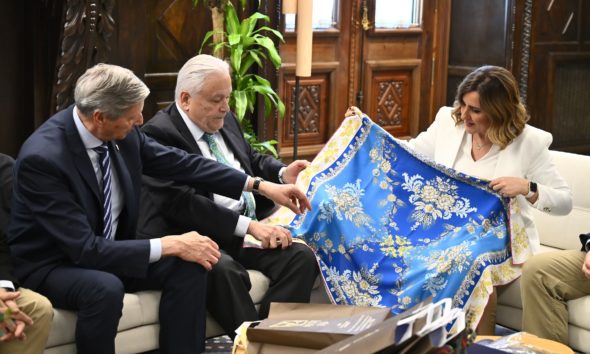 La alcaldesa de Valencia recibe un pañuelo del Colegio Mayor de la Seda