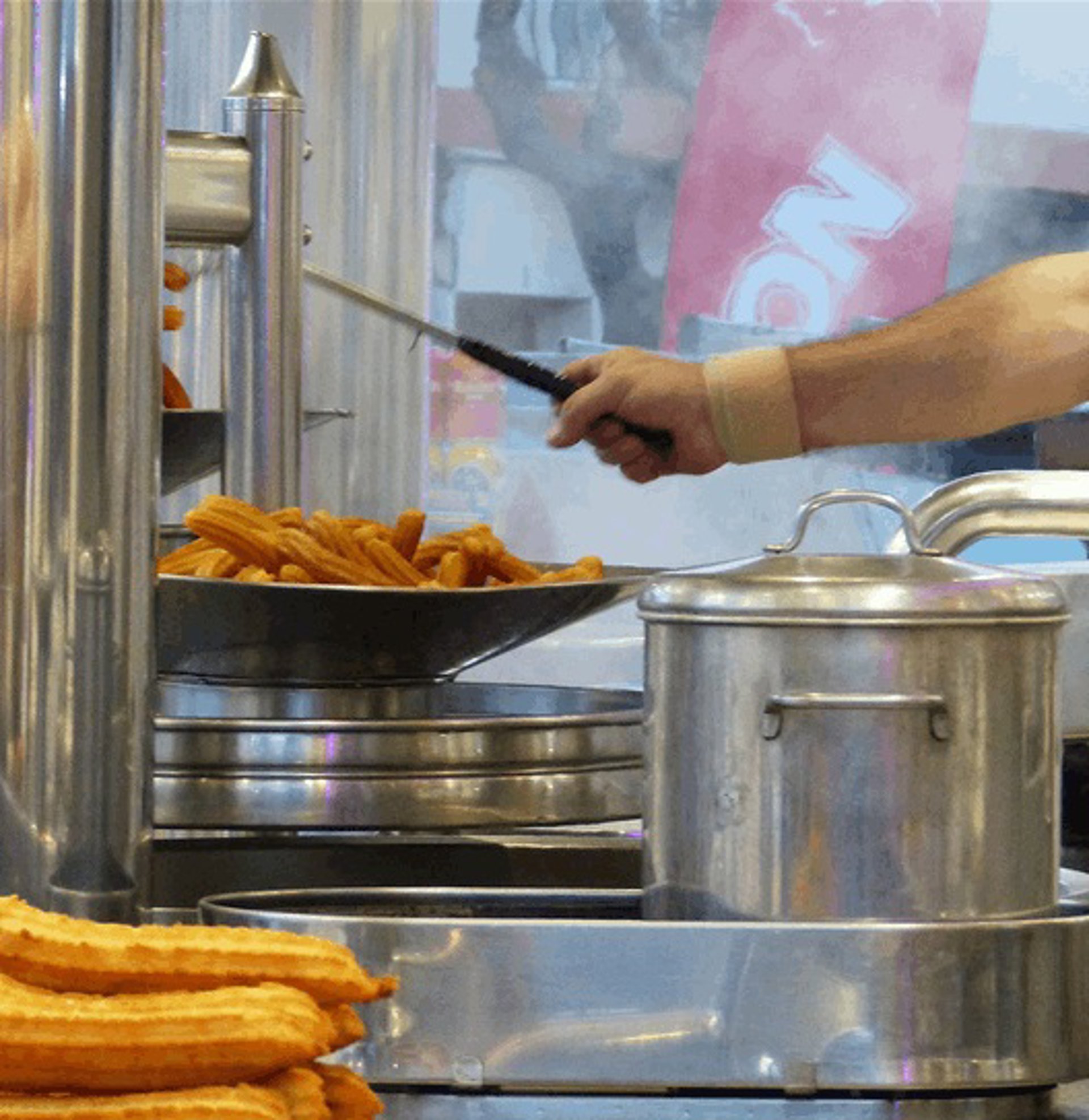 Detenidos València padre hijo abusar trabajadora churrería Fallas