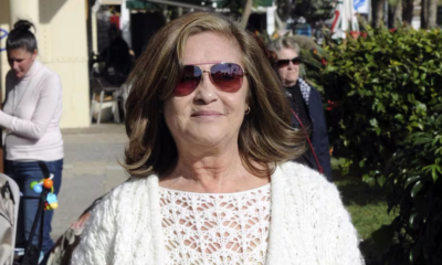La actriz atraviesa un delicado momento tras la muerte de su pareja La salud de Pepa Flores, la inolvidable Marisol, ha generado una gran preocupación después de que hayan salido a la luz nuevas informaciones sobre el complicado momento personal que estaría atravesando en los últimos meses. La artista, retirada de la vida pública desde hace décadas y afincada en Málaga, habría sufrido un importante deterioro anímico desde el fallecimiento en septiembre de 2023 de Massimo Stecchini, su pareja durante más de 30 años. Según publica la revista Semana, la actriz no habría logrado recuperarse emocionalmente de la pérdida del que fue “el amor de su vida”. Un ingreso hospitalario y un notable bajón físico De acuerdo con las informaciones difundidas este miércoles, la actriz de 78 años habría atravesado recientemente un bache de salud que incluso motivó un ingreso hospitalario hace aproximadamente cuatro meses. Fuentes cercanas aseguran que este episodio provocó una importante pérdida de peso y un debilitamiento físico que encendió las alarmas en su entorno más cercano. La preocupación por el estado de la mítica protagonista de películas como Tómbola, Un rayo de sol o Rumbo a Río habría llevado a sus hijas a reorganizar por completo varios aspectos de su vida cotidiana. Las hijas de Marisol reorganizan su vida para atenderla Sus hijas, María Esteve, Tamara Flores y Celia Flores, habrían tomado “decisiones importantes” para garantizar el bienestar y la tranquilidad de su madre. Según las mismas fuentes, la familia habría reorganizado cuestiones personales y económicas con el objetivo de que la actriz esté permanentemente acompañada y bien atendida. Entre las medidas adoptadas estaría la venta de algunas propiedades y el traslado de Pepa Flores desde su vivienda en La Malagueta para instalarse junto a su hija menor, Celia Flores, con quien estaría viviendo actualmente. Una vida alejada de los focos desde hace más de 40 años Marisol se retiró definitivamente del cine en 1985 después de convertirse en uno de los rostros más famosos y queridos de la historia del cine español. Convertida en fenómeno social desde niña, protagonizó algunas de las películas más populares del cine español de los años 60 y 70 y desarrolló también una exitosa carrera musical. Desde su retirada, la artista ha mantenido una vida completamente alejada de los medios de comunicación y de la exposición pública, instalada en Málaga y centrada en su entorno familiar. El recuerdo de Antonio Gades y una historia marcada por el amor Las tres hijas de Pepa Flores son fruto de su relación con Antonio Gades, con quien mantuvo una intensa historia sentimental hasta su separación en 1986. Tras romper con el bailarín, la actriz rehízo su vida junto a Massimo Stecchini, con quien compartió más de tres décadas de discreta relación lejos del foco mediático.