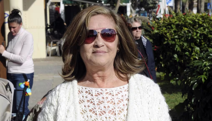 La actriz atraviesa un delicado momento tras la muerte de su pareja La salud de Pepa Flores, la inolvidable Marisol, ha generado una gran preocupación después de que hayan salido a la luz nuevas informaciones sobre el complicado momento personal que estaría atravesando en los últimos meses. La artista, retirada de la vida pública desde hace décadas y afincada en Málaga, habría sufrido un importante deterioro anímico desde el fallecimiento en septiembre de 2023 de Massimo Stecchini, su pareja durante más de 30 años. Según publica la revista Semana, la actriz no habría logrado recuperarse emocionalmente de la pérdida del que fue “el amor de su vida”. Un ingreso hospitalario y un notable bajón físico De acuerdo con las informaciones difundidas este miércoles, la actriz de 78 años habría atravesado recientemente un bache de salud que incluso motivó un ingreso hospitalario hace aproximadamente cuatro meses. Fuentes cercanas aseguran que este episodio provocó una importante pérdida de peso y un debilitamiento físico que encendió las alarmas en su entorno más cercano. La preocupación por el estado de la mítica protagonista de películas como Tómbola, Un rayo de sol o Rumbo a Río habría llevado a sus hijas a reorganizar por completo varios aspectos de su vida cotidiana. Las hijas de Marisol reorganizan su vida para atenderla Sus hijas, María Esteve, Tamara Flores y Celia Flores, habrían tomado “decisiones importantes” para garantizar el bienestar y la tranquilidad de su madre. Según las mismas fuentes, la familia habría reorganizado cuestiones personales y económicas con el objetivo de que la actriz esté permanentemente acompañada y bien atendida. Entre las medidas adoptadas estaría la venta de algunas propiedades y el traslado de Pepa Flores desde su vivienda en La Malagueta para instalarse junto a su hija menor, Celia Flores, con quien estaría viviendo actualmente. Una vida alejada de los focos desde hace más de 40 años Marisol se retiró definitivamente del cine en 1985 después de convertirse en uno de los rostros más famosos y queridos de la historia del cine español. Convertida en fenómeno social desde niña, protagonizó algunas de las películas más populares del cine español de los años 60 y 70 y desarrolló también una exitosa carrera musical. Desde su retirada, la artista ha mantenido una vida completamente alejada de los medios de comunicación y de la exposición pública, instalada en Málaga y centrada en su entorno familiar. El recuerdo de Antonio Gades y una historia marcada por el amor Las tres hijas de Pepa Flores son fruto de su relación con Antonio Gades, con quien mantuvo una intensa historia sentimental hasta su separación en 1986. Tras romper con el bailarín, la actriz rehízo su vida junto a Massimo Stecchini, con quien compartió más de tres décadas de discreta relación lejos del foco mediático.