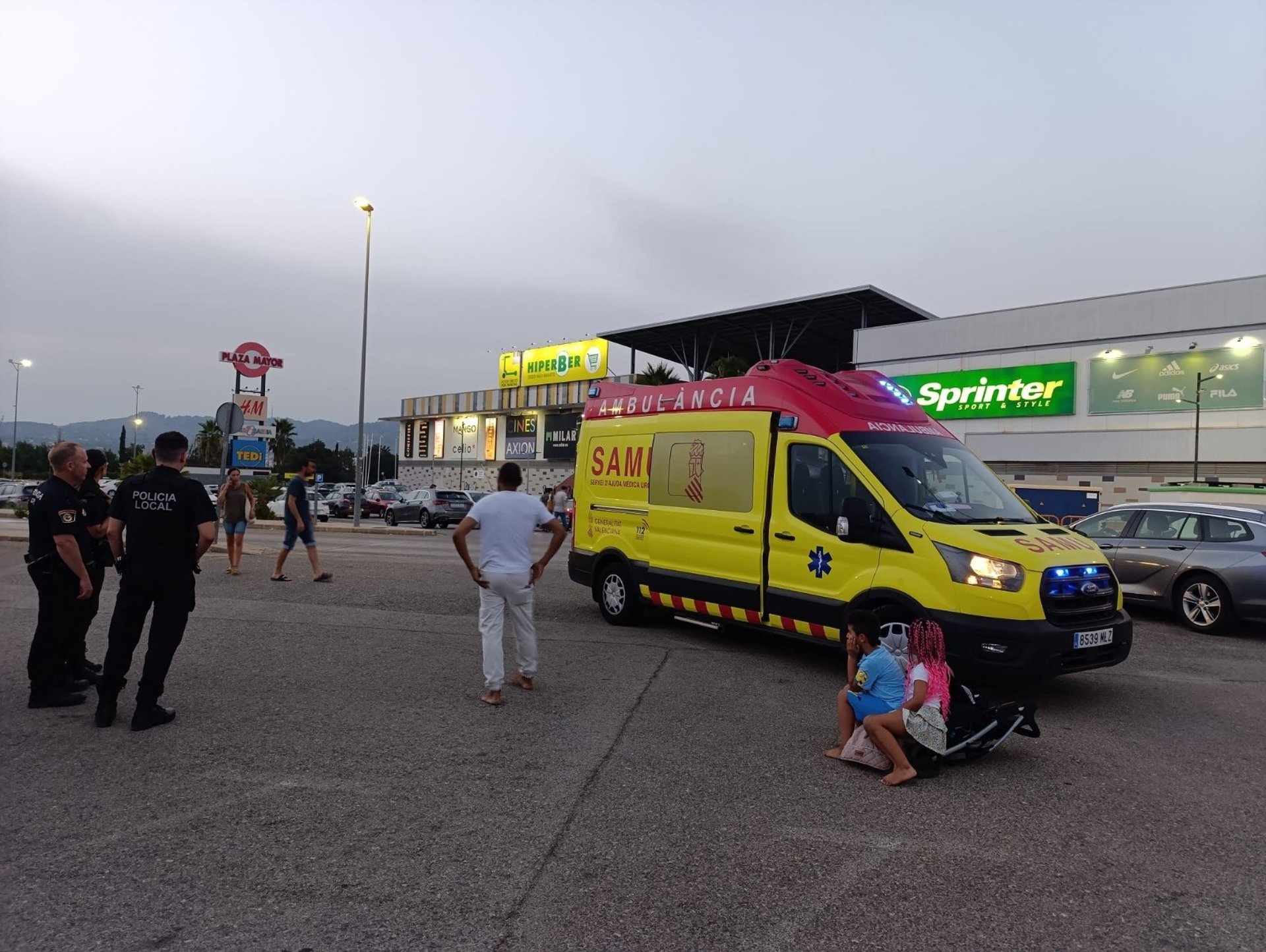 Policías Xàtiva salvan vida bebé centro comercial
