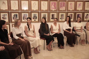 El encuentro de las candidatas con Falleras Mayores de València antes de la Llamada